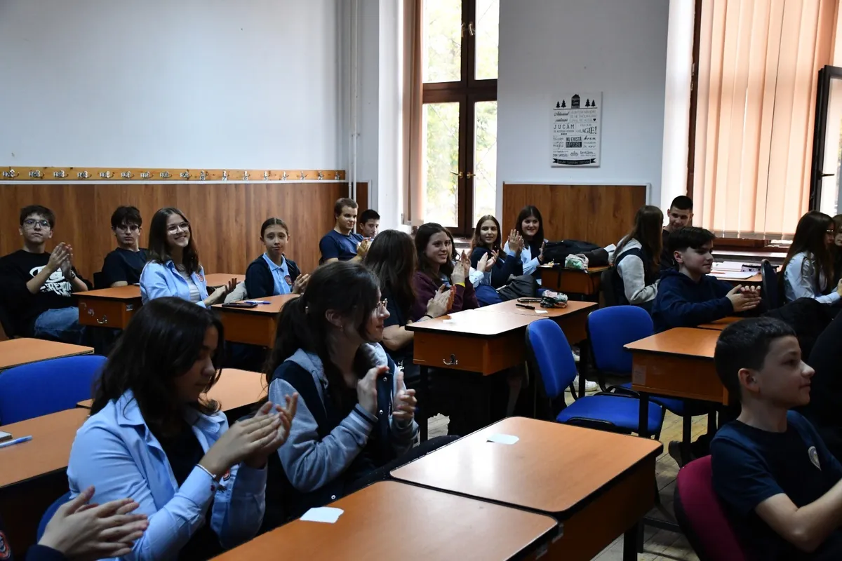 Întâlnire a Consiliului Școlar al Elevilor într-o sală de clasă